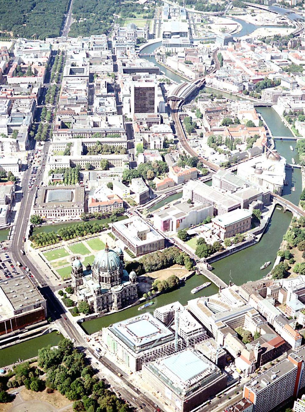 Aerial photograph Berlin - Berlin Mitte Baustelle der DIFA auf dem Dom Aquarree (Museumsinsel) in Berlin Mitte (im Hintergrund: Blick auf die Humboldt-Universität und Bahnhof Friedrichstraße)