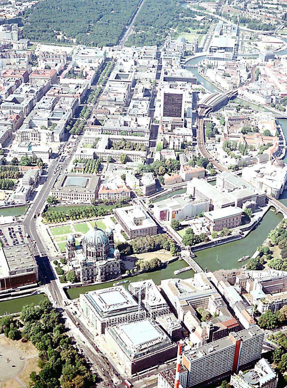 Berlin from above - Berlin Mitte Baustelle der DIFA auf dem Dom Aquarree (Museumsinsel) in Berlin Mitte (im Hintergrund: Blick auf die Humboldt-Universität und Bahnhof Friedrichstraße)