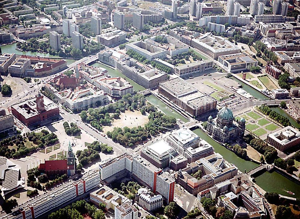 Aerial image Berlin - Berlin Mitte Baustelle der DIFA auf dem Dom Aquarree (Museumsinsel) in Berlin Mitte (links: St.-Marien Kirche und Rotes Rathaus)