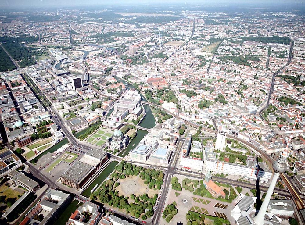 Aerial image Berlin - Berlin Mitte Baustelle der DIFA auf dem Dom Aquarree (Museumsinsel) in Berlin Mitte (links: Stück vom Tiergarten, Bahnhof Friedrichstraße; rechts: Blick auf die St.-Marien Kirche und den Fernsehturm)