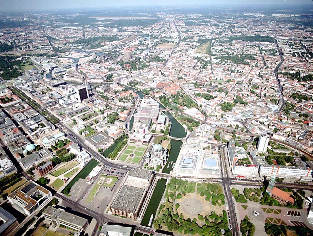 Aerial photograph Berlin - Berlin Mitte Baustelle der DIFA auf dem Dom Aquarree (Museumsinsel) in Berlin Mitte (rechts: St.-Marien Kirche)