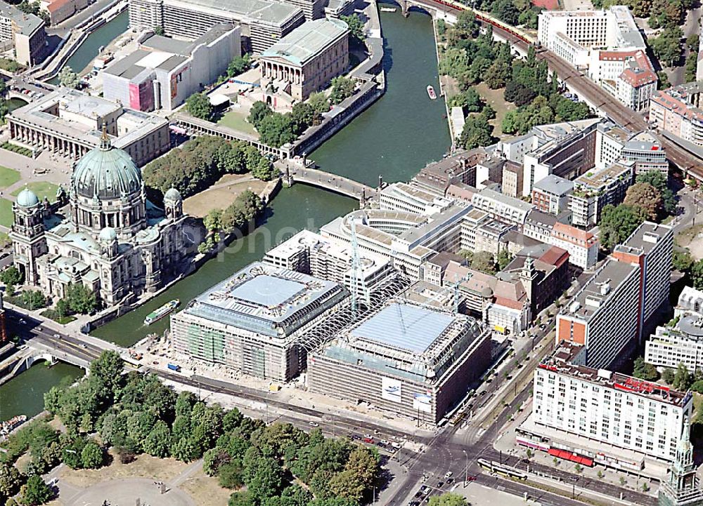 Aerial photograph Berlin - Berlin Mitte Baustelle der DIFA auf dem Dom Aquarree (Museumsinsel) an der Spree und Karl-Liebknecht-Straße in Berlin Mitte