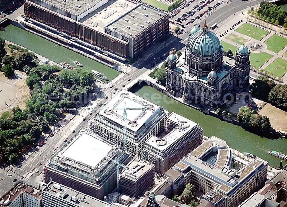 Berlin from the bird's eye view: Berlin Mitte Baustelle der DIFA auf dem Dom-Aquarree (Museumsinsel) an der Spree und Karl-Liebknecht-Straße in Berlin Mitte