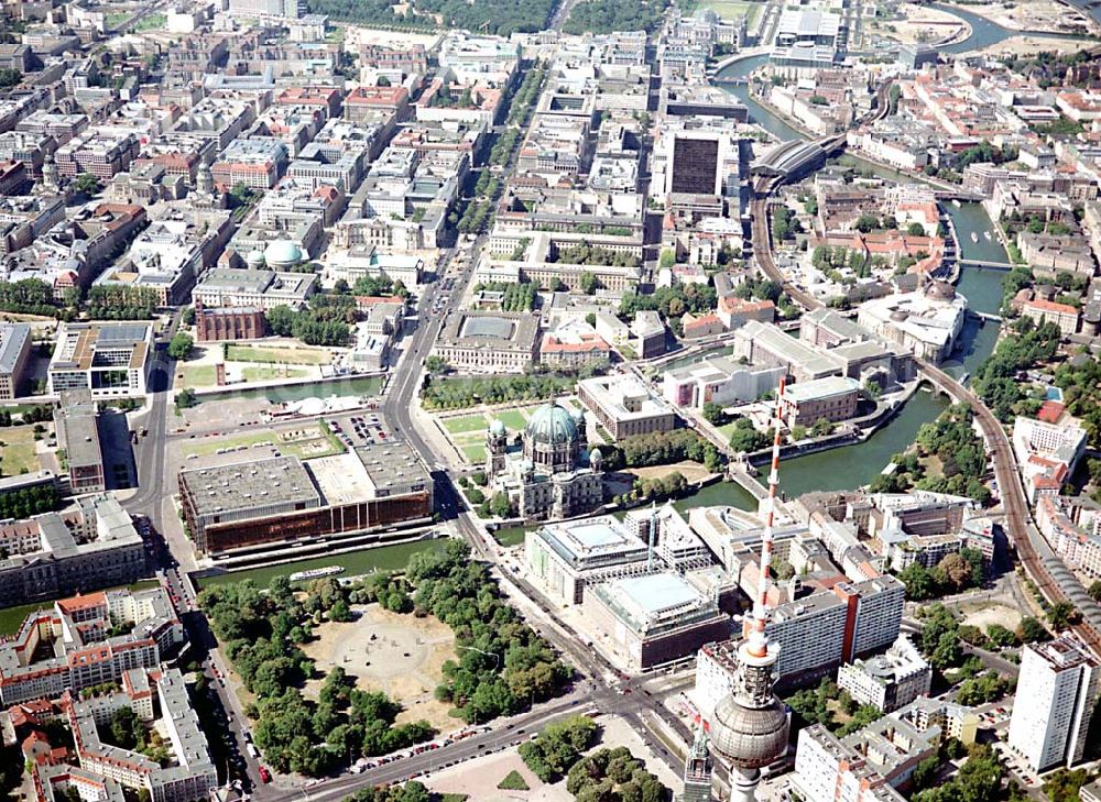 Berlin from above - Berlin Mitte Baustelle der DIFA auf dem Dom Aquarree (Museumsinsel) an der Spree und der Karl-Liebknecht-Straße in Berlin Mitte (im Hintergrund: Blick auf den Bahnhof Friedrichstraße; links unten: dem Fernsehturm)