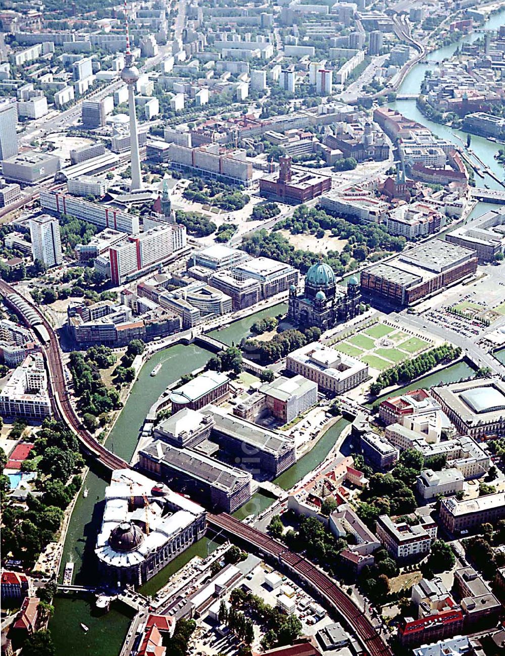 Aerial image Berlin - Berlin Mitte Baustelle der DIFA auf dem Dom-Aquarree (Museumsinsel) an der Spree und Karl-Liebknecht-Straße in Berlin Mitte (im Hintergrund: Fernsehturm, St.-Marien Kirche, Rotes Rathaus)