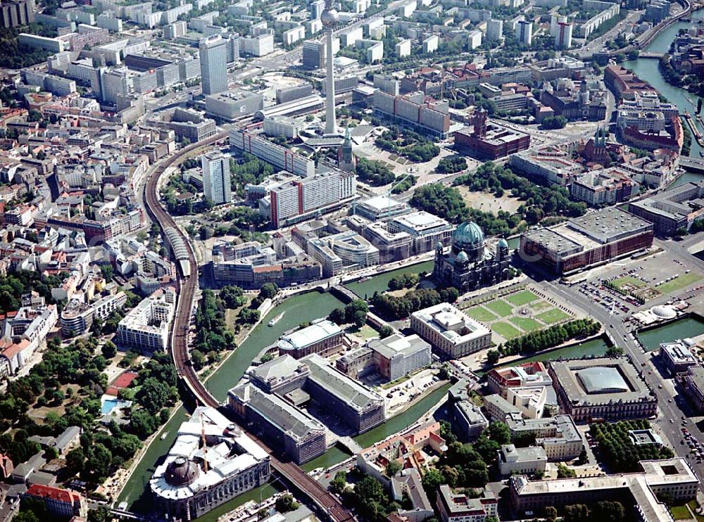 Aerial photograph Berlin - Berlin Mitte Baustelle der DIFA auf dem Dom-Aquarree (Museumsinsel) an der Spree und Karl-Liebknecht-Straße in Berlin Mitte (im Hintergrund: Fernsehturm, St.-Marien Kirche, Rotes Rathaus)