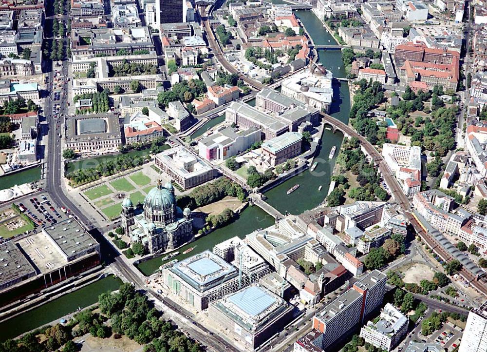 Berlin from the bird's eye view: Berlin Mitte Baustelle der DIFA auf dem Dom-Aquarree (Museumsinsel) an der Spree und Karl-Liebknecht-Straße in Berlin Mitte (im Hintergrund: die Humboldt-Universität)