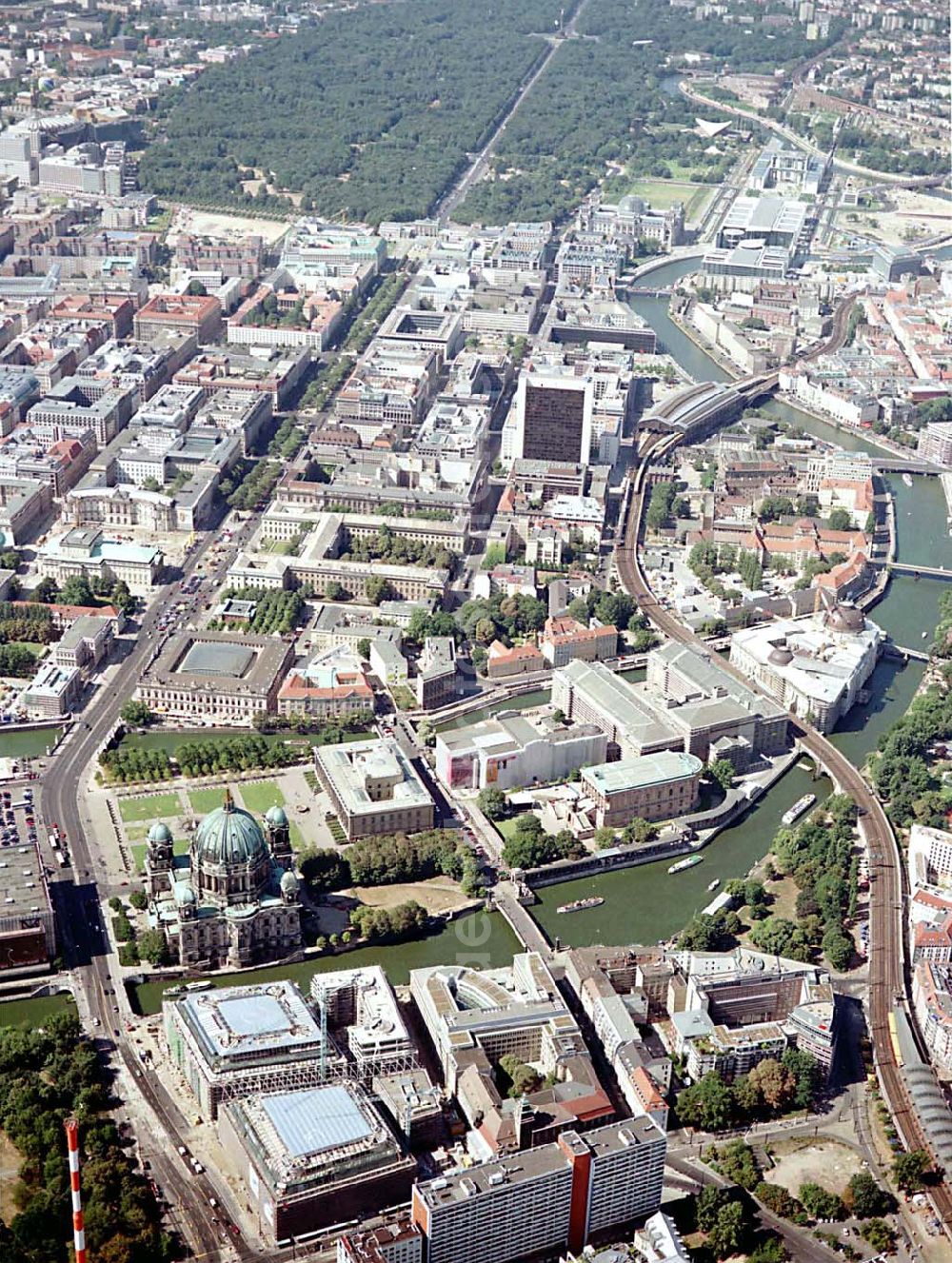 Berlin from the bird's eye view: Berlin Mitte Baustelle der DIFA auf dem Dom-Aquarree (Museumsinsel) an der Spree und Karl-Liebknecht-Straße in Berlin Mitte (im Hintergrund: Tiergarten, Bahnhof Friedrichstraße, die Humboldt-Universität)