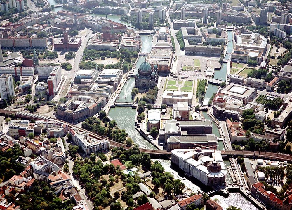 Berlin from above - Berlin Mitte Baustelle der DIFA auf dem Dom-Aquarree (Museumsinsel) an der Spree und Karl-Liebknecht-Straße in Berlin Mitte (links: Blick auf die St.-Marien Kirche und das Rote Rathaus)