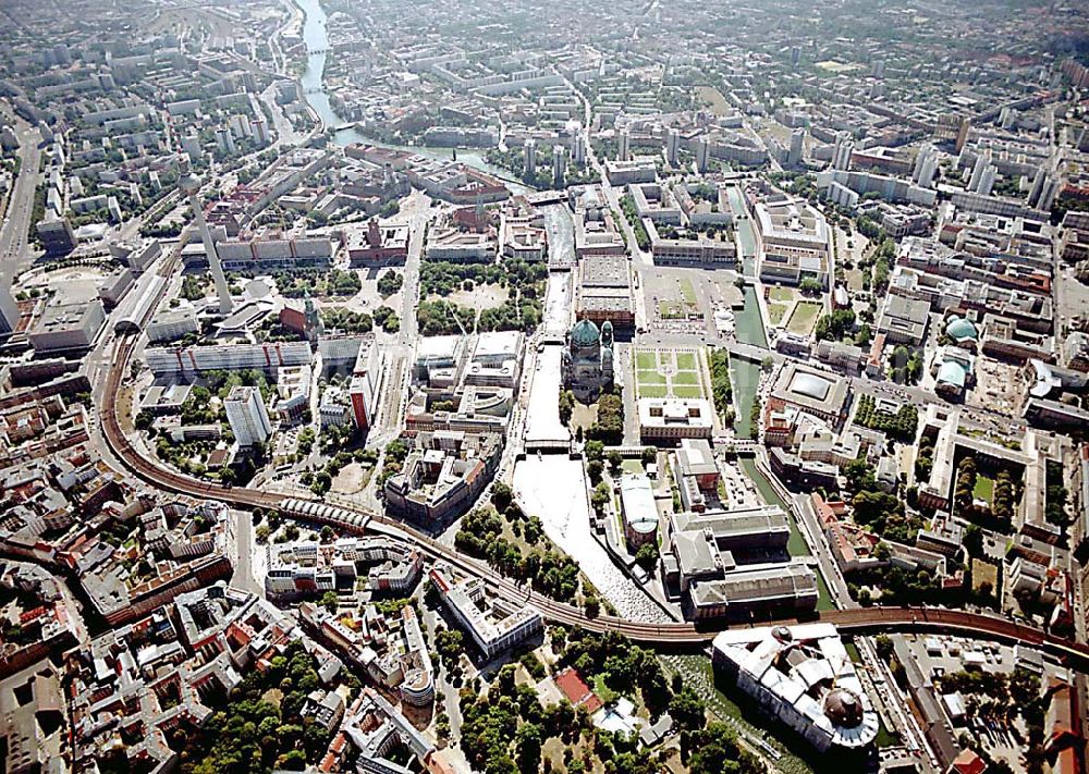 Berlin from above - Berlin Mitte Baustelle der DIFA auf dem Dom-Aquarree (Museumsinsel) an der Spree und Karl-Liebknecht-Straße in Berlin Mitte (links: Fernsehturm; St.-Marien Kirche, Rotes Rathaus)