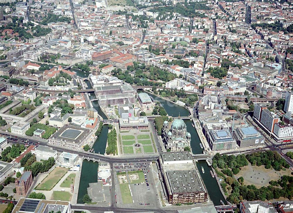 Aerial photograph Berlin - Berlin Mitte Baustelle der DIFA auf dem Dom-Aquarree (Museumsinsel) an der Spree und Karl-Liebknecht-Straße in Berlin Mitte (links: Humboldt-Universität)