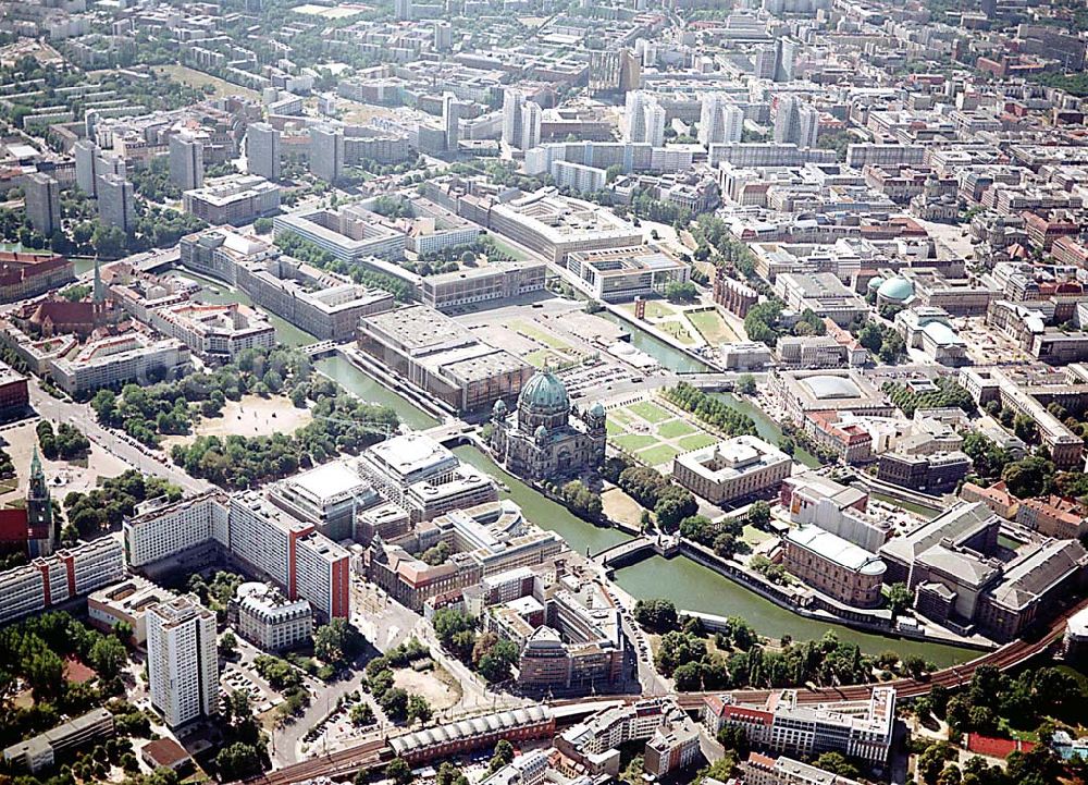 Aerial photograph Berlin - Berlin Mitte Baustelle der DIFA auf dem Dom Aquarree (Museumsinsel) an der Spree und Karl-Liebknecht-Straße in Berlin Mitte (links: St.-Marien Kirche)