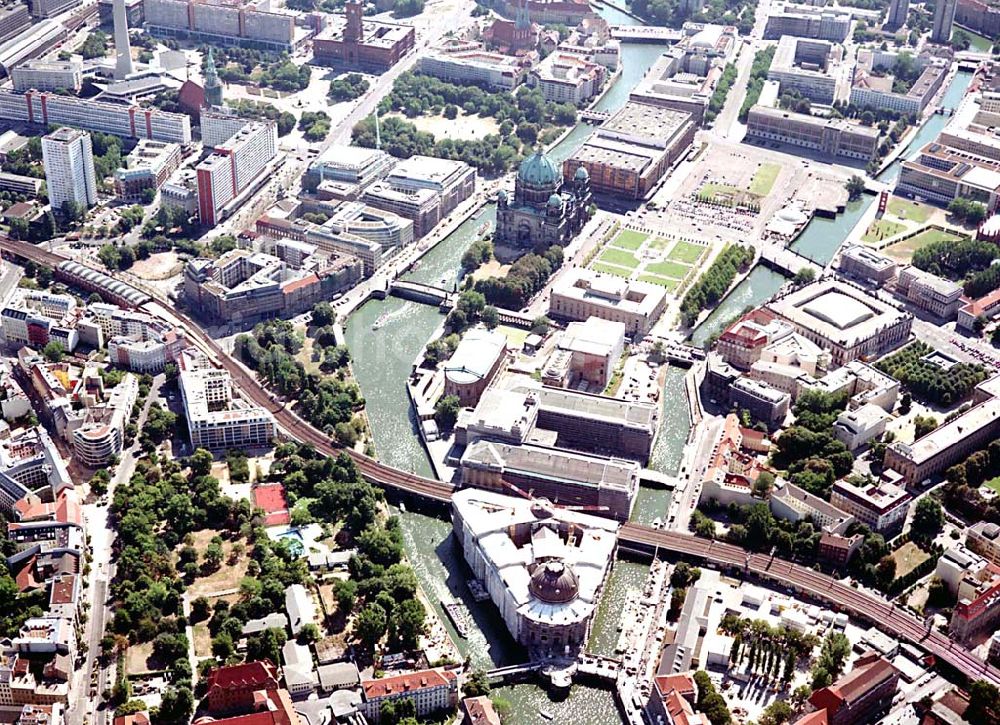 Aerial photograph Berlin - Berlin Mitte Baustelle der DIFA auf dem Dom-Aquarree (Museumsinsel) an der Spree und Karl-Liebknecht-Straße in Berlin Mitte (links: St.-Marien Kirche, Rotes Rothaus)