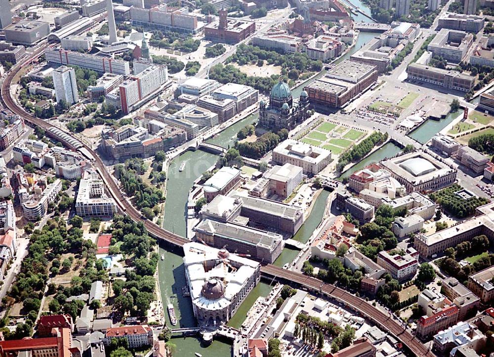 Berlin from above - Berlin Mitte Baustelle der DIFA auf dem Dom-Aquarree (Museumsinsel) an der Spree und Karl-Liebknecht-Straße in Berlin Mitte (links: St.-Marien Kirche, Rotes Rathaus)