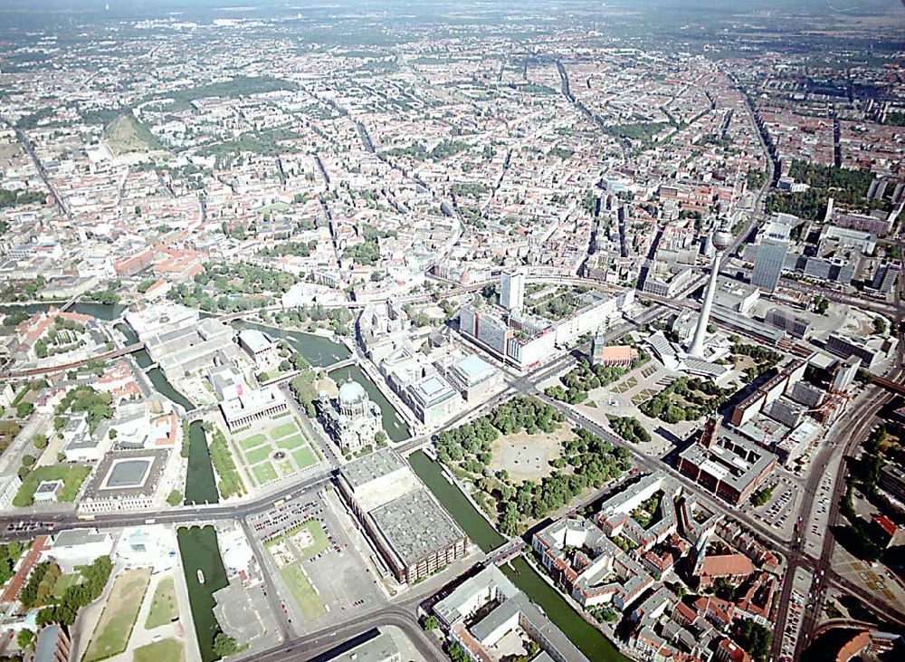 Aerial photograph Berlin - Berlin Mitte Baustelle der DIFA auf dem Dom-Aquarree (Museumsinsel) an der Spree und Karl-Liebknecht-Straße in Berlin Mitte (rechts: Fernsehturm; St.-Marien Kirche, Rotes Rathaus)