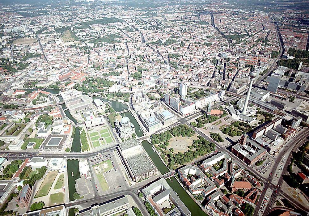 Berlin from the bird's eye view: Berlin Mitte Baustelle der DIFA auf dem Dom-Aquarree (Museumsinsel) an der Spree und Karl-Liebknecht-Straße in Berlin Mitte (rechts: Fernsehturm; St.-Marien Kirche, Rotes Rathaus)