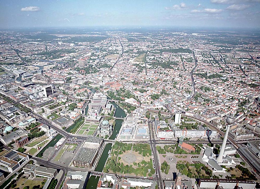 Aerial image Berlin - Berlin Mitte Baustelle der DIFA auf dem Dom-Aquarree (Museumsinsel) an der Spree und Karl-Liebknecht-Straße in Berlin Mitte (rechts: Fernsehturm, St.-Marien Kirche, Rotes Rathaus)