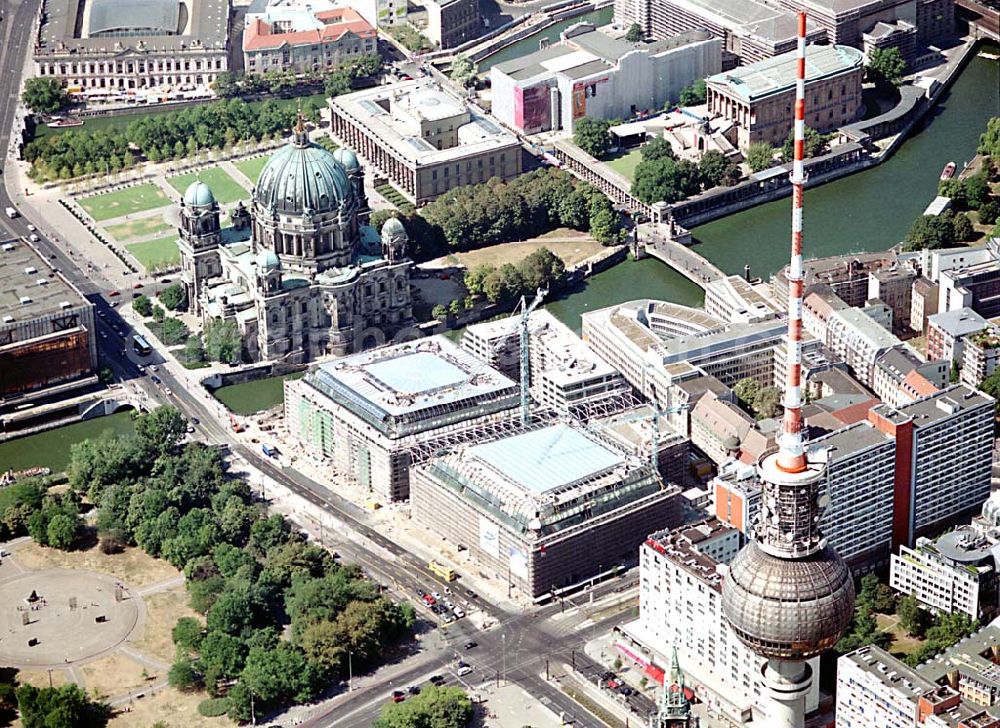 Berlin from the bird's eye view: Berlin Mitte Baustelle der DIFA auf dem Dom Aquarree (Museumsinsel) an der Spree und Karl-Liebknecht-Straße in Berlin Mitte (unten links: Blick auf den Fernsehturm)