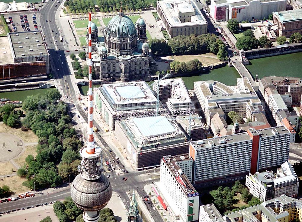 Berlin from the bird's eye view: Berlin Mitte Baustelle der DIFA auf dem Dom Aquarree (Museumsinsel) an der Spree und Karl-Liebknecht-Straße in Berlin Mitte (unten links: Blick auf den Fernsehturm)