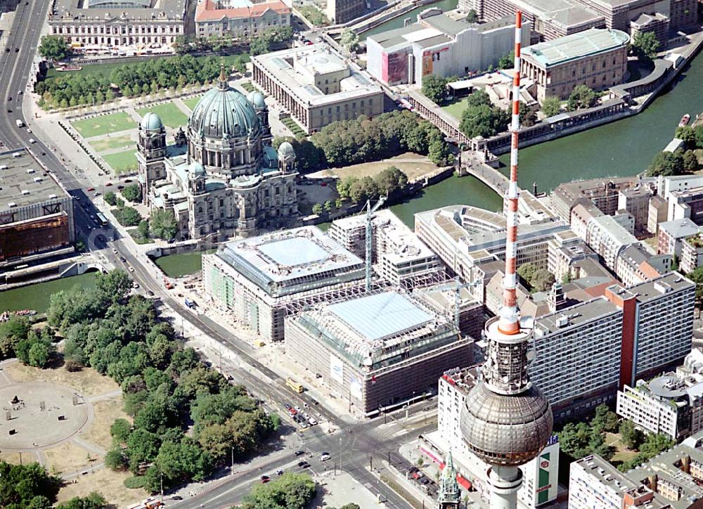 Berlin from above - Berlin Mitte Baustelle der DIFA auf dem Dom Aquarree (Museumsinsel) an der Spree und Karl-Liebknecht-Straße in Berlin Mitte (unten links: Blick auf den Fernsehturm)