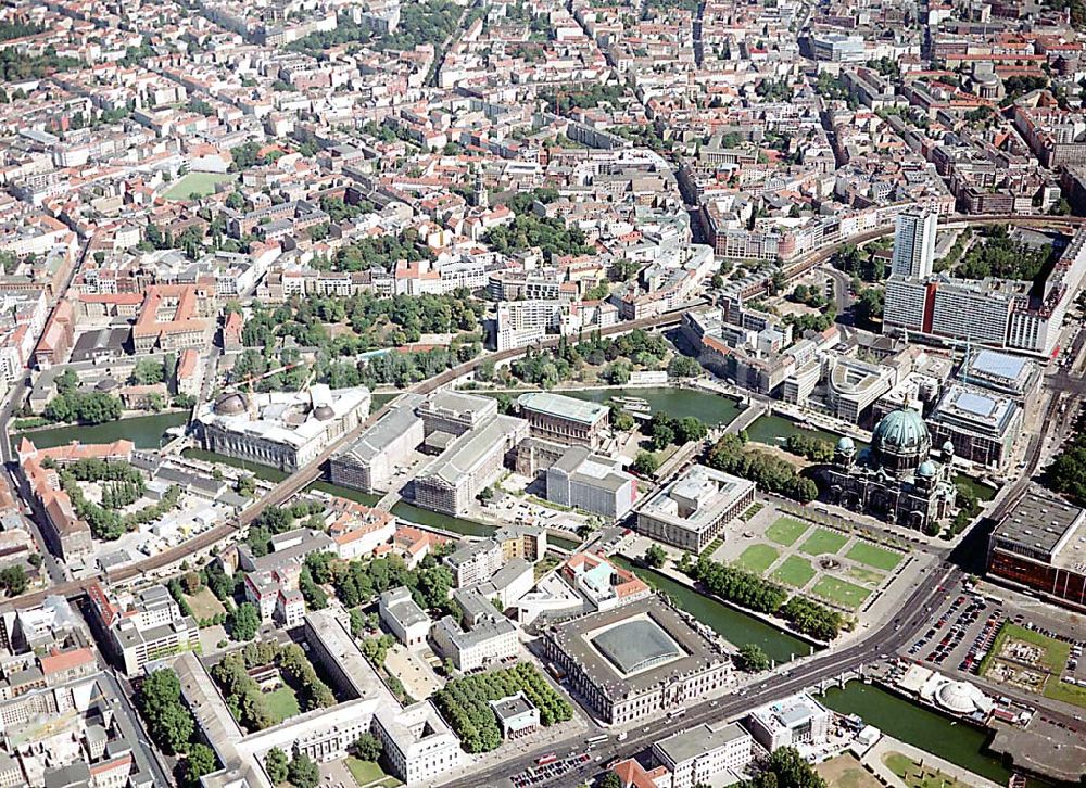 Berlin from the bird's eye view: Berlin Mitte Baustelle der DIFA auf dem Dom Aquarree (Museumsinsel) an der Spree und Karl-Liebknecht-Straße in Berlin Mitte (unten links: Blick auf die Humboldt-Universität)