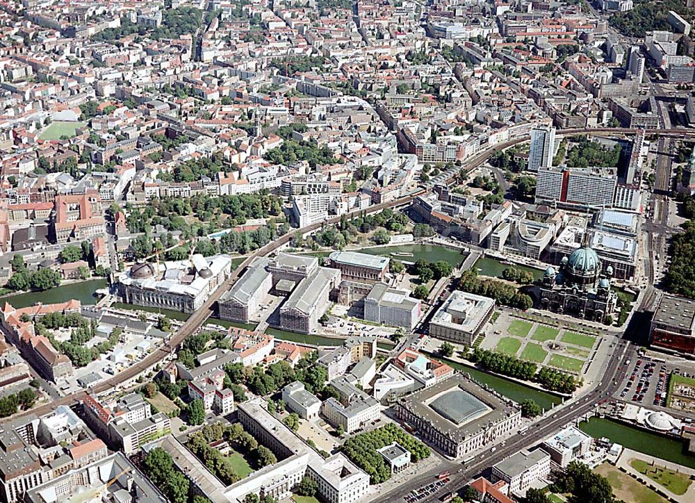 Berlin from above - Berlin Mitte Baustelle der DIFA auf dem Dom Aquarree (Museumsinsel) an der Spree und Karl-Liebknecht-Straße in Berlin Mitte (unten links: Blick auf Humboldt-Universität)