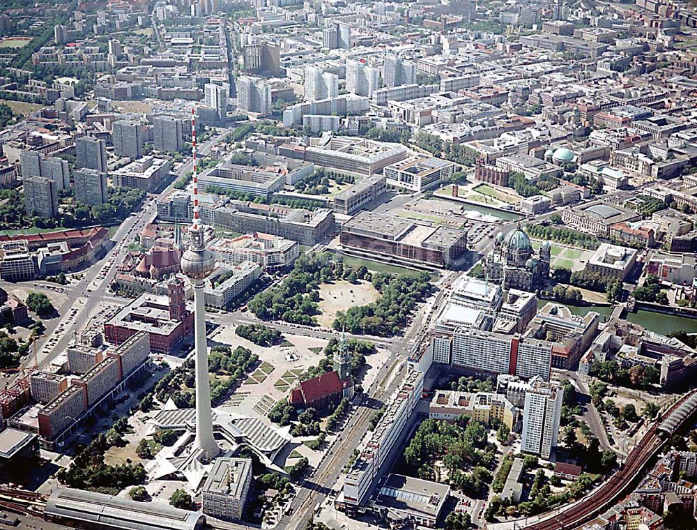 Aerial image Berlin - Berlin Mitte Baustelle der DIFA auf dem Dom-Aquarree (Museumsinsel) an der Spree und Karl-Liebknecht-Straße in Berlin Mitte (unten links: Fernsehturm, St.-Marien Kirche, Rotes Rathaus)