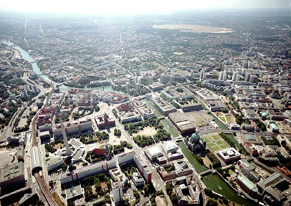 Aerial image Berlin - Berlin Mitte Baustelle der DIFA auf dem Dom-Aquarree (Museumsinsel) an der Spree und Karl-Liebknecht-Straße in Berlin Mitte (unten links: Fernsehturm; St.-Marien Kirche, Rotes Rathaus)