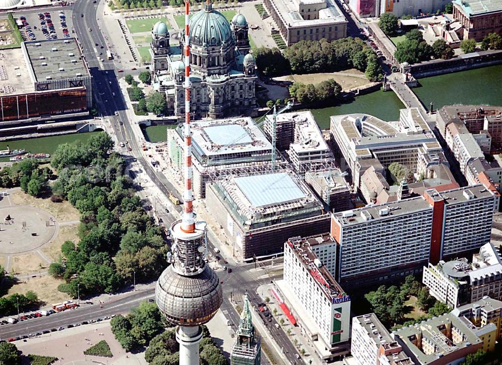 Berlin from the bird's eye view: Berlin Mitte Baustelle der DIFA auf dem Dom Aquarree (Museumsinsel) an der Spree und Karl-Liebknecht-Straße in Berlin Mitte (unten Mitte: Blick auf den Fernsehturm)