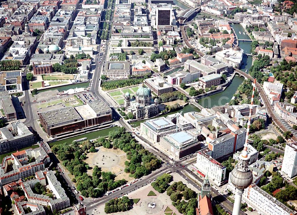 Aerial photograph Berlin - Berlin Mitte Baustelle der DIFA auf dem Dom Aquarree an der Spree und Karl-Liebknecht-Straße (Museumsinsel) in Berlin Mitte (im Hintergrund: Blick auf den Bahnhof Friedrichstraße; rehts: Fernsehturm und die St.-Marien Kirche)