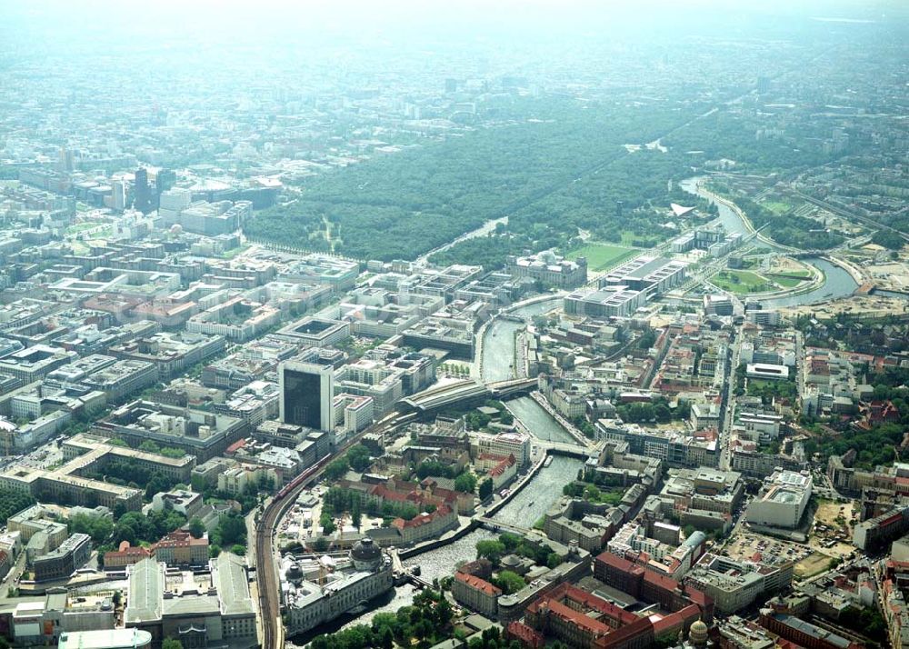 Berlin - Mitte from above - Blick auf das IHZ der WBM-Gruppe am Bahnhof Friedrichstraße in Berlin-Mitte