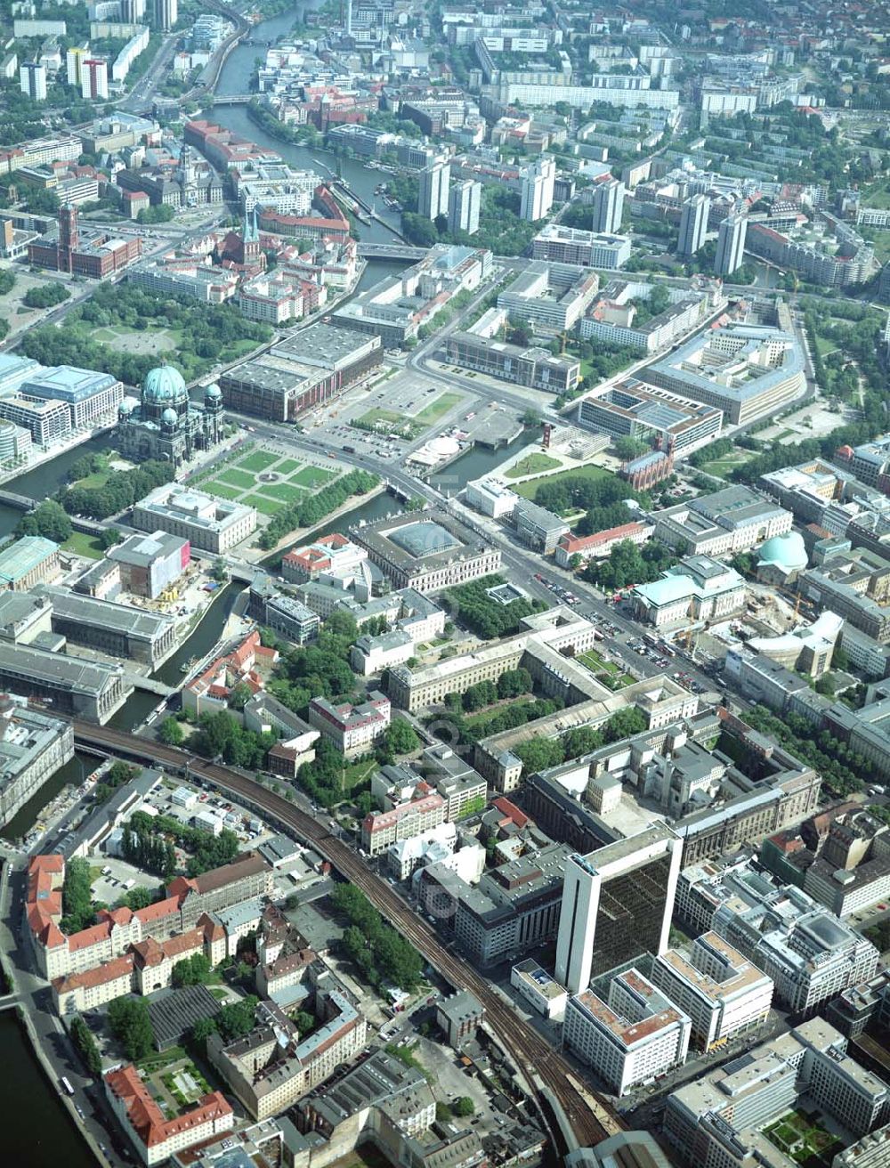 Berlin - Mitte from the bird's eye view: Blick auf das IHZ der WBM-Gruppe am Bahnhof Friedrichstraße in Berlin-Mitte