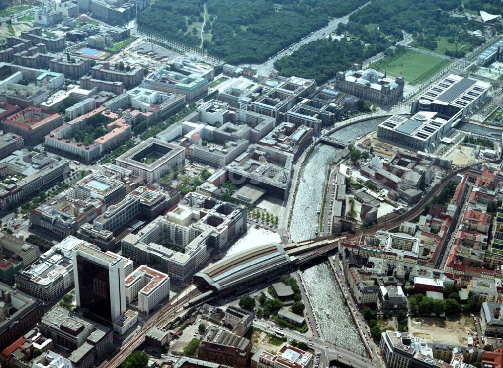 Berlin - Mitte from the bird's eye view: Blick auf das IHZ der WBM-Gruppe am Bahnhof Friedrichstraße in Berlin-Mitte