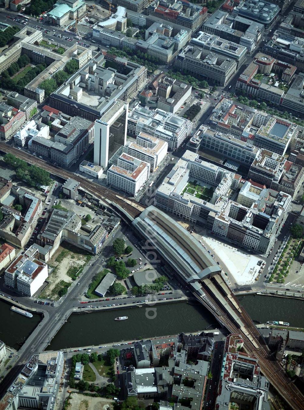 Aerial image Berlin - Mitte - Blick auf das IHZ der WBM-Gruppe am Bahnhof Friedrichstraße in Berlin-Mitte