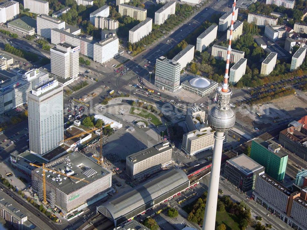 Aerial image Berlin - Blick auf den Alexan der Platz mit dem Fernsehturm , Saturn,der Berliner Zeitung,dem Ausbau von Kaufhof und den Blick auf den S-Bahnhof Alexan der Platz in Berlin-Mitte.