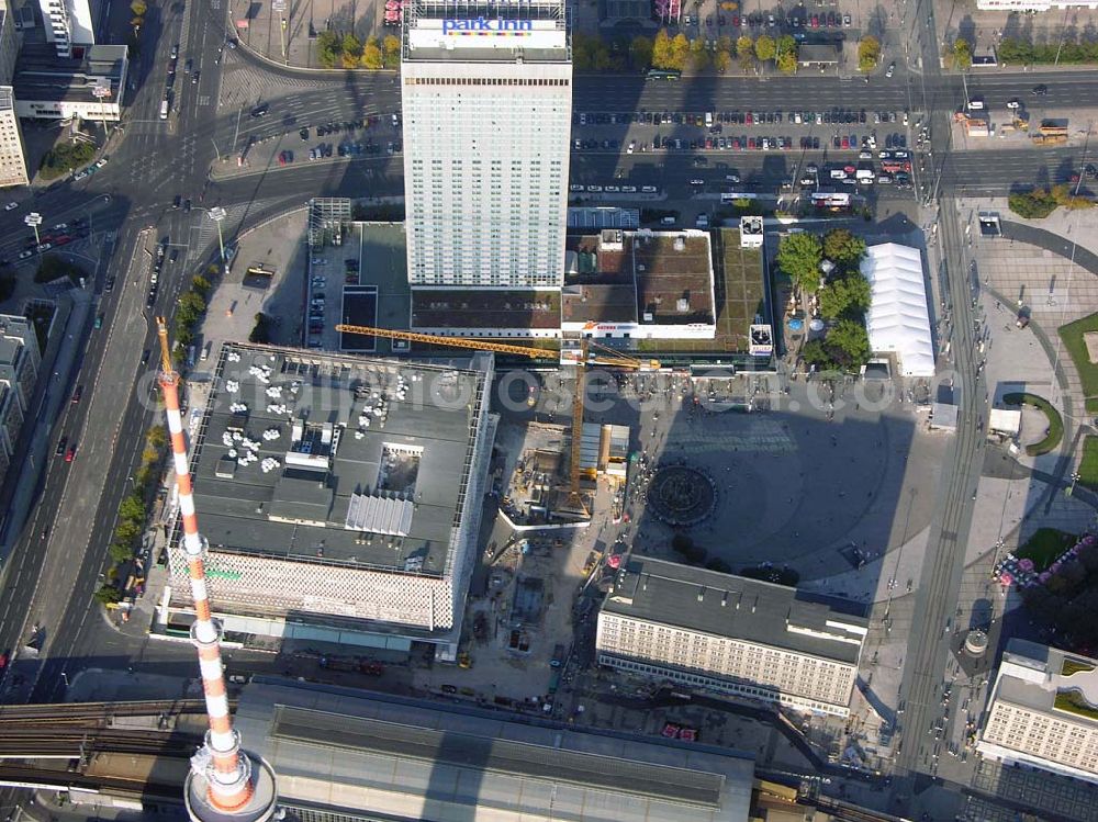 Aerial photograph Berlin - Blick auf den Alexan der Platz mit dem Fernsehturm , Saturn,der Berliner Zeitung,dem Ausbau von Kaufhof und den Blick auf den S-Bahnhof Alexan der Platz in Berlin-Mitte.