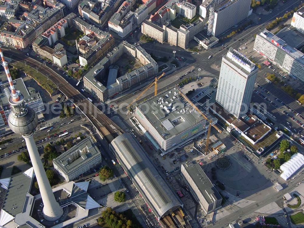 Berlin from above - Blick auf den Alexan der Platz mit dem Fernsehturm , Saturn,der Berliner Zeitung,dem Ausbau von Kaufhof und den Blick auf den S-Bahnhof Alexan der Platz in Berlin-Mitte.