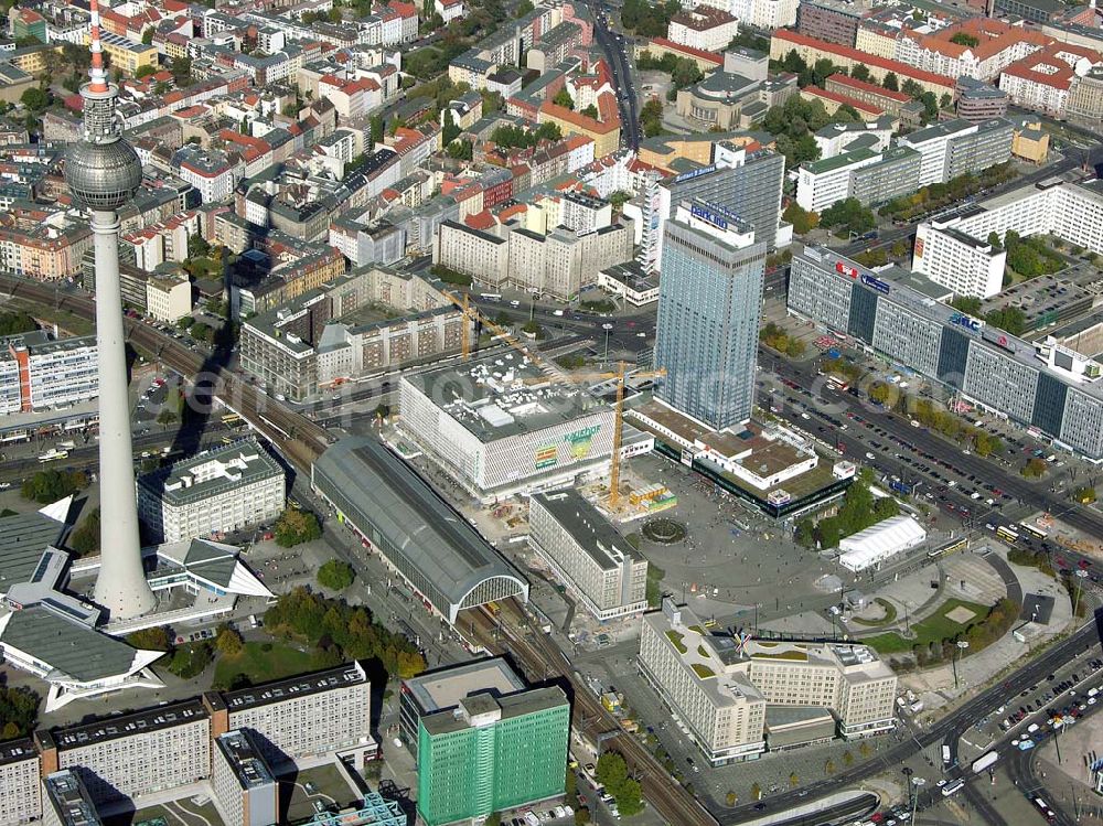 Berlin from the bird's eye view: Blick auf den Alexan der Platz mit dem Fernsehturm , Saturn,der Berliner Zeitung,dem Ausbau von Kaufhof und den Blick auf den S-Bahnhof Alexan der Platz in Berlin-Mitte.