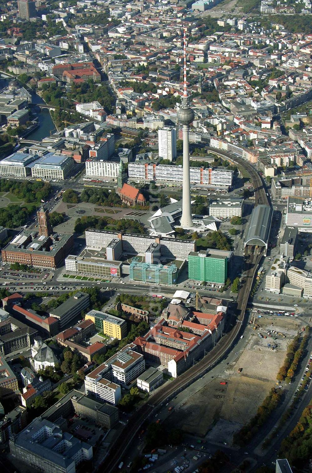 Aerial image Berlin - Blick auf den Alexan der Platz mit dem Fernsehturm , Saturn,der Berliner Zeitung,dem Ausbau von Kaufhof und den Blick auf den S-Bahnhof Alexan der Platz in Berlin-Mitte.