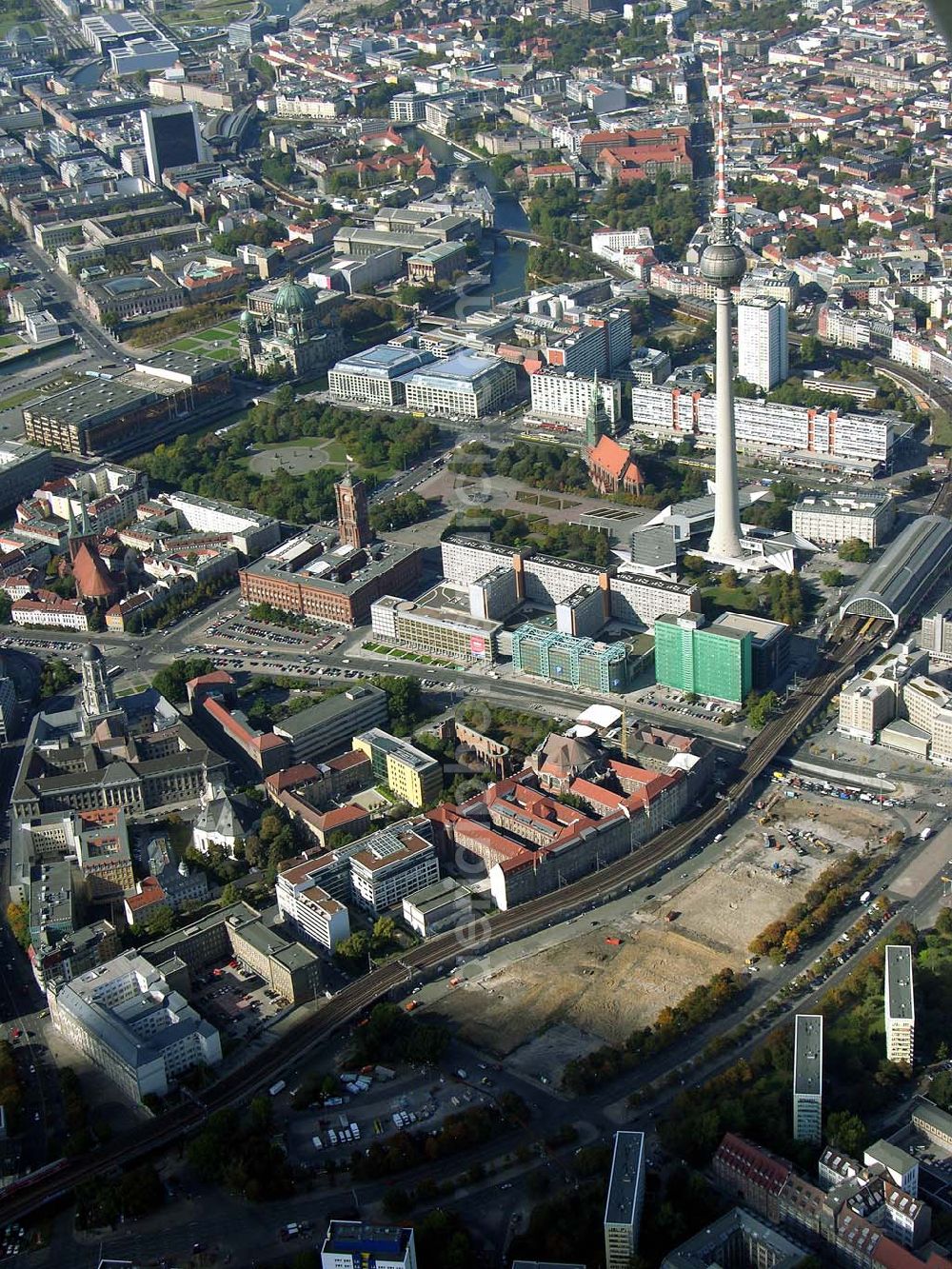 Aerial photograph Berlin - Blick auf den Alexan der Platz mit dem Fernsehturm , Saturn,der Berliner Zeitung,dem Ausbau von Kaufhof und den Blick auf den S-Bahnhof Alexan der Platz in Berlin-Mitte.