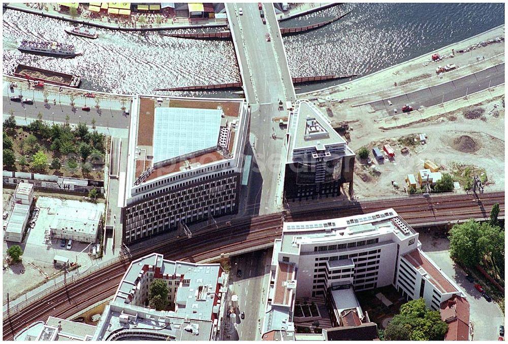 Berlin Mitte from above - Blick aufs Regierungsviertel und die Spree an der Kronprinzenbrücke in Mitte.