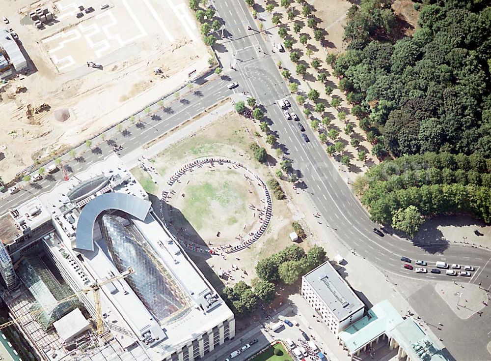 Berlin from above - Berlin Mitte Blick auf die Ebertstraße, die vor dem Brandenburger Tor (unten links) auf die Straße des 17. Juni führt