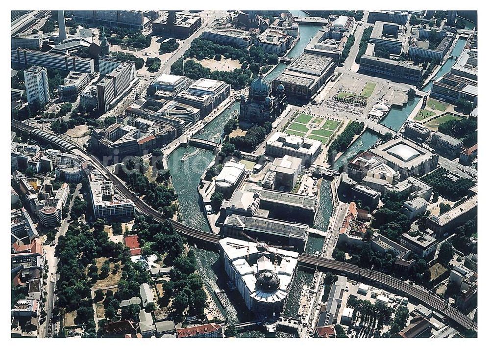 Berlin from above - Berlin Mitte Blick auf die Museumsinsel an der Spree und Karl-Liebknecht-Straße in Berlin Mitte (links: Blick auf Alexanderplatz; rechts: Humboldt-Universität)