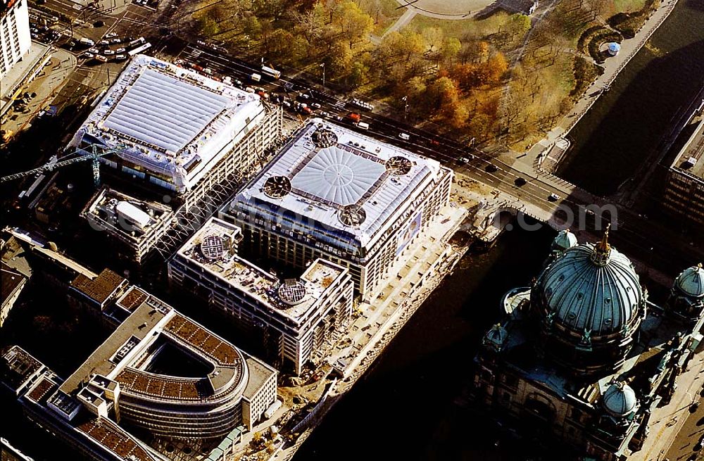 Berlin from the bird's eye view: 11.11.2003 Berlin-Mitte Blick auf das neue Dom-Aquaree Berliner Dom