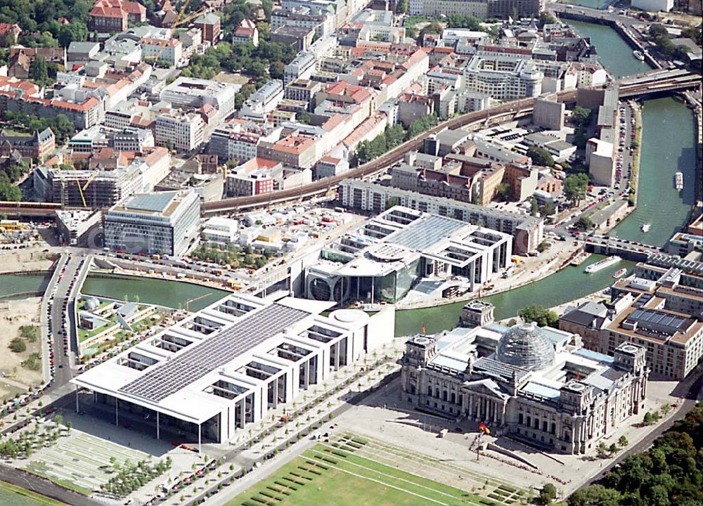 Aerial image Berlin - Berlin Mitte Blick auf das Regierungsviertel am Spreebogen mit dem Reichstag, Bundestag und Marie-Elisabeth-Lüders-Haus, das über die Spree mit dem Paul-Löbe-Haus verbunden ist und die Parlamentsbebliothek beinhaltet