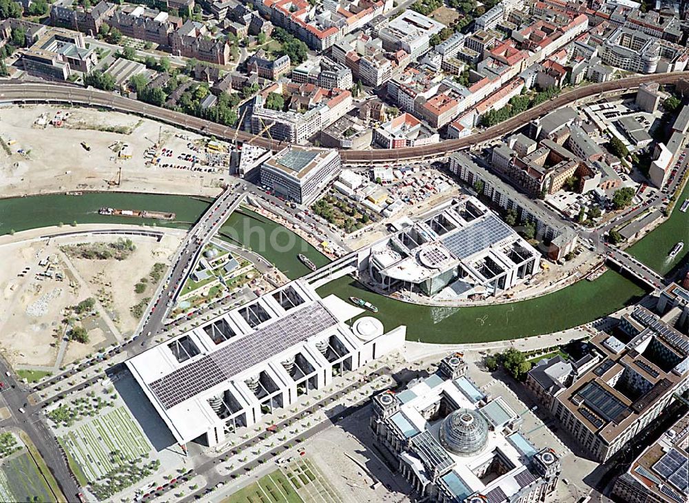 Aerial photograph Berlin - Berlin Mitte Blick auf das Regierungsviertel am Spreebogen mit dem Reichstag, Bundestag und Marie-Elisabeth-Lüders-Haus, das über die Spree mit dem Paul-Löbe-Haus verbunden ist und die Parlamentsbebliothek beinhaltet