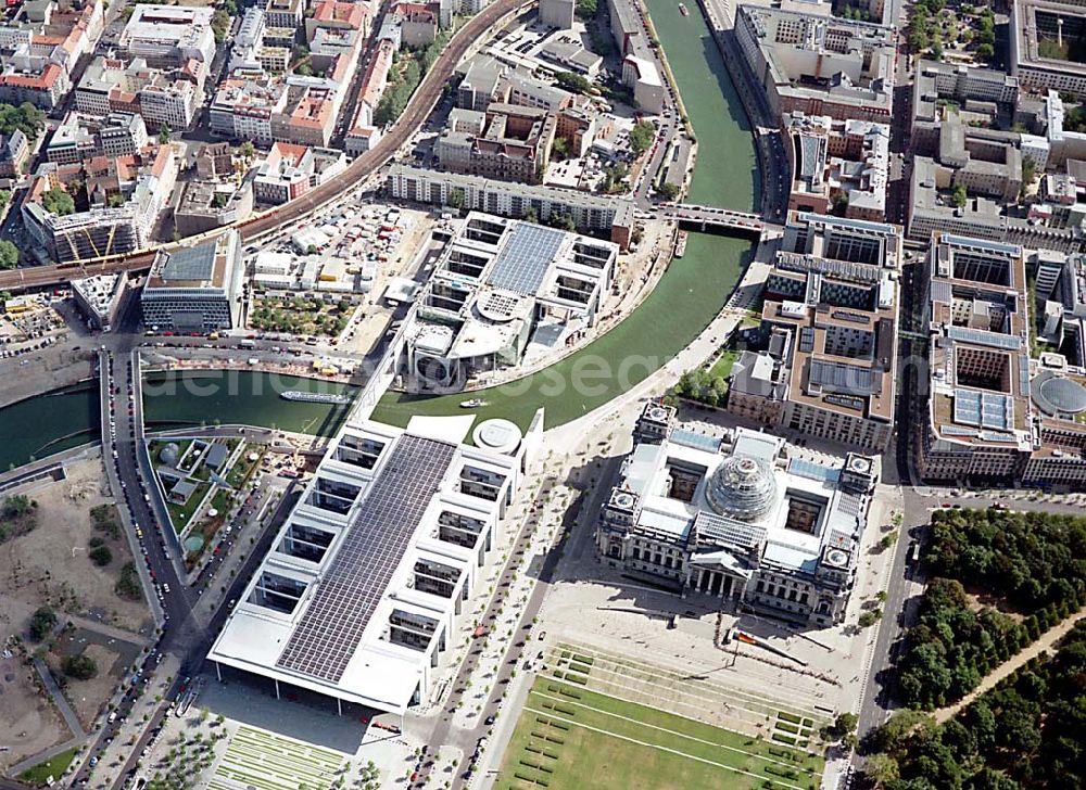 Berlin from above - Berlin Mitte Blick auf das Regierungsviertel am Spreebogen mit dem Reichstag, Bundestag und Marie-Elisabeth-Lüders-Haus, das über die Spree mit dem Paul-Löbe-Haus verbunden ist und die Parlamentsbebliothek beinhaltet