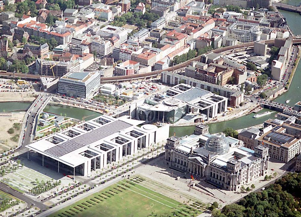 Aerial photograph Berlin - Berlin Mitte Blick auf das Regierungsviertel am Spreebogen mit dem Reichstag und Marie-Elisabeth-Lüders-Haus, das über die Spree mit dem Paul-Löbe-Haus verbunden ist und die Parlamentsbebliothek beinhaltet