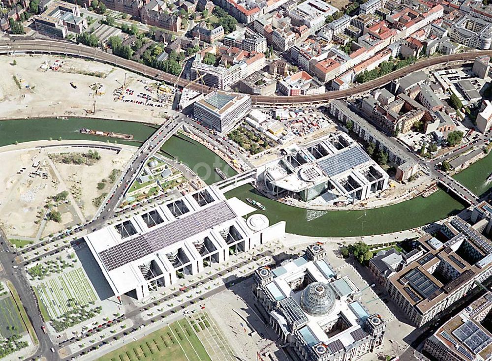 Berlin from above - Berlin Mitte Blick auf das Regierungsviertel am Spreebogen mit dem Reichstag und Marie-Elisabeth-Lüders-Haus, das über die Spree mit dem Paul-Löbe-Haus verbunden ist und die Parlamentsbebliothek beinhaltet