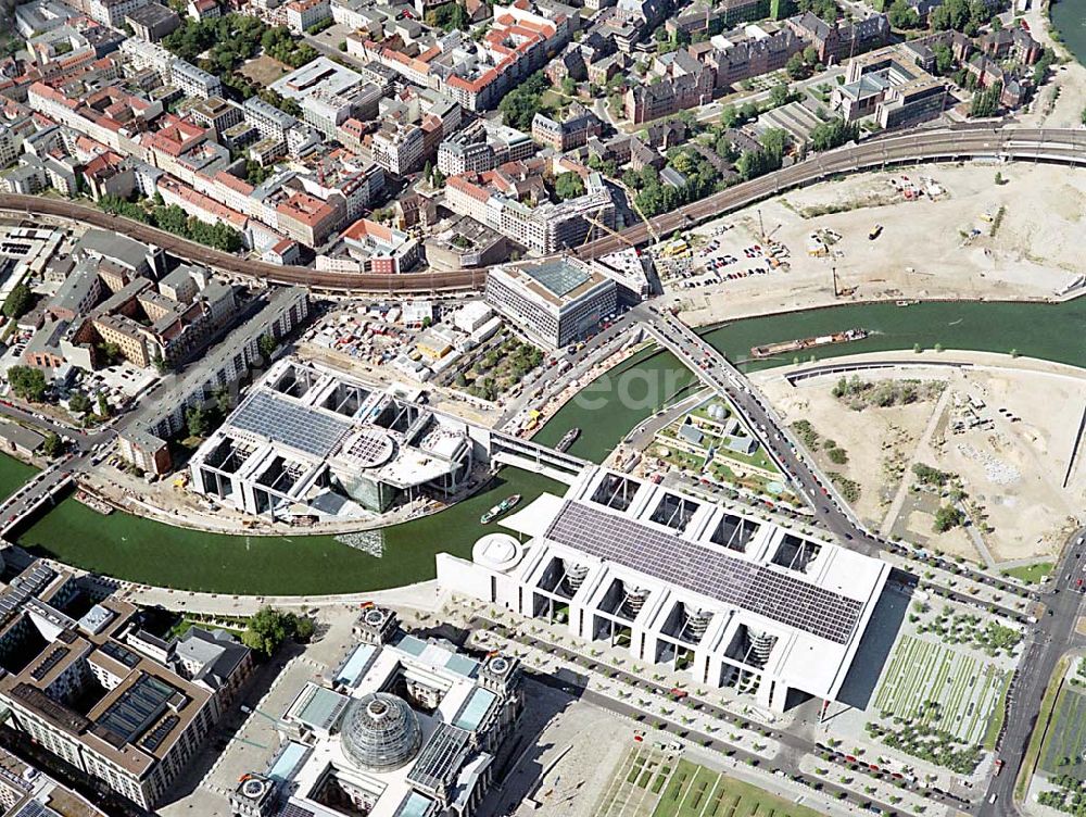 Berlin from the bird's eye view: Berlin Mitte Blick auf das Regierungsviertel am Spreebogen mit dem Reichstag und Marie-Elisabeth-Lüders-Haus, das über die Spree mit dem Paul-Löbe-Haus verbunden ist und die Parlamentsbebliothek beinhaltet